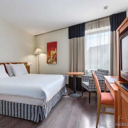 Отель Nh Gent Sint Pieters Экстерьер фото