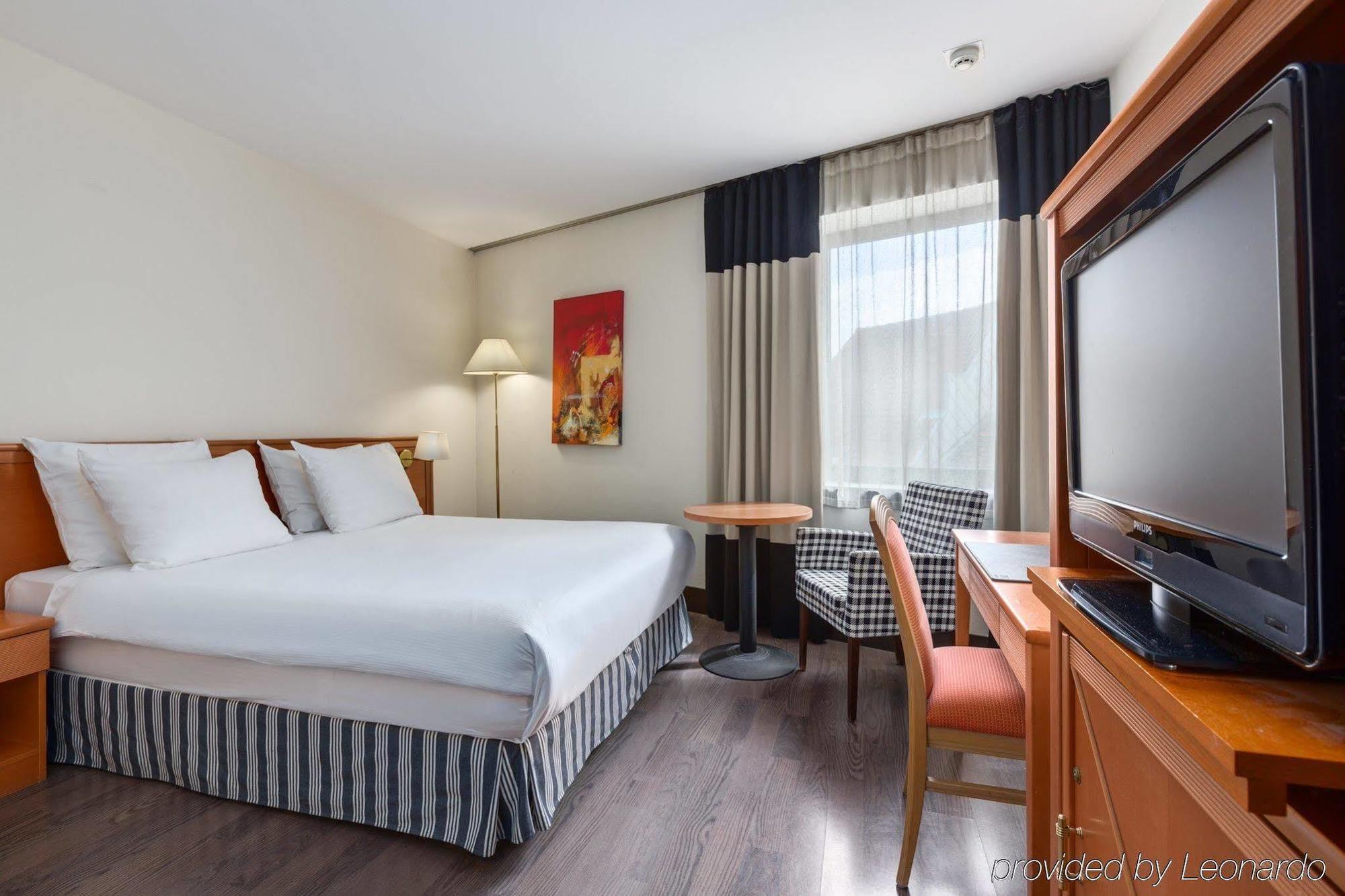 Отель Nh Gent Sint Pieters Экстерьер фото